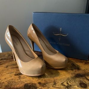 Pour La Victoire nude pumps/heels